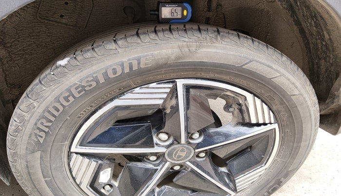 2023 Tata NEXON FEARLESS SUNROOF AMT DUAL TONE 1.5 DIESEL, Diesel, Automatic, 42,142 km, tyre