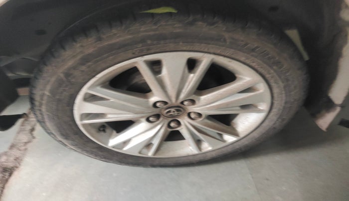 2017 Toyota Innova Crysta 2.8 ZX AT 7 STR, Diesel, Automatic, 31,769 km, tyre
