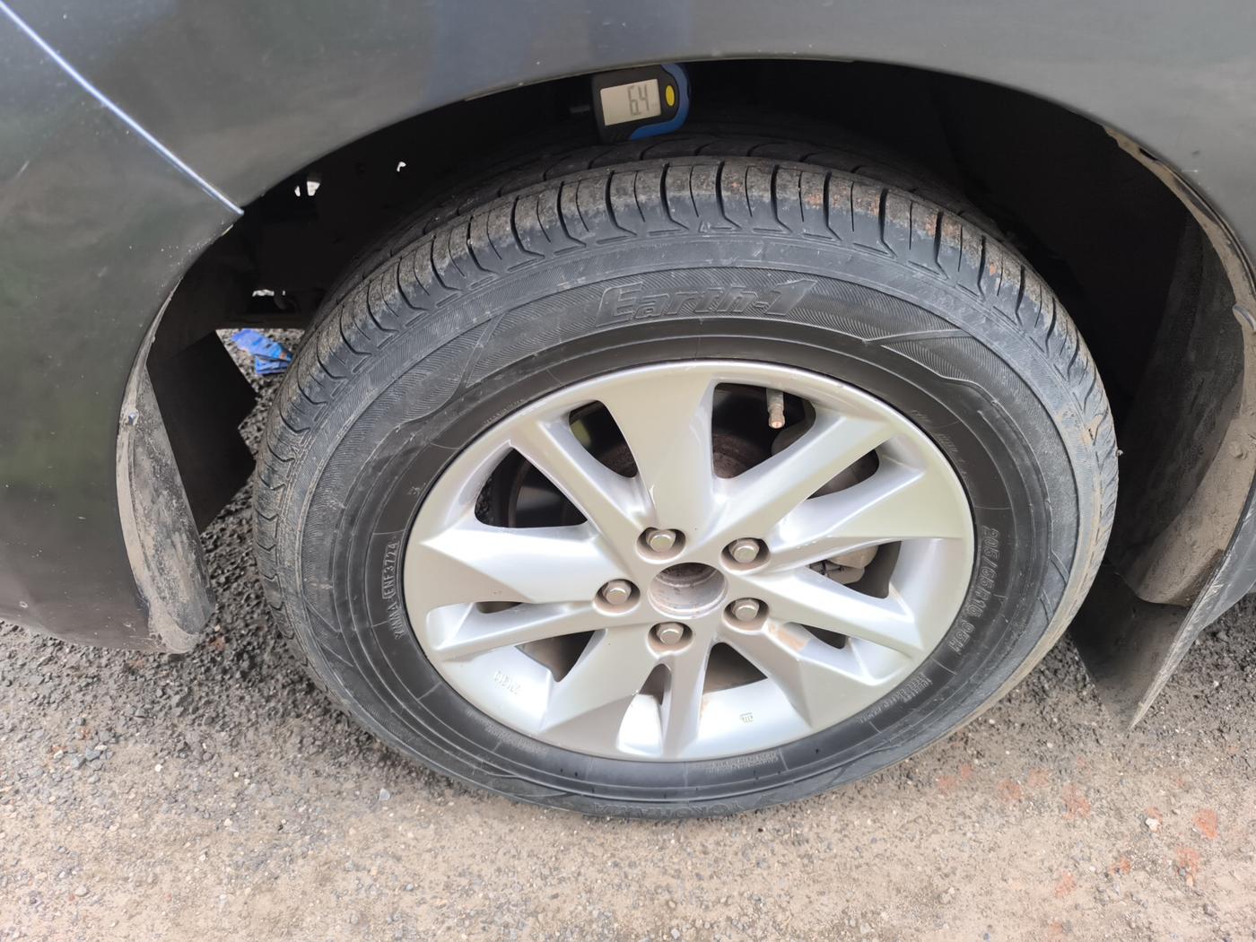 2017 Toyota Innova Crysta 2.4 ZX 7 STR, Diesel, Manual, 2,07,639 km, tyre
