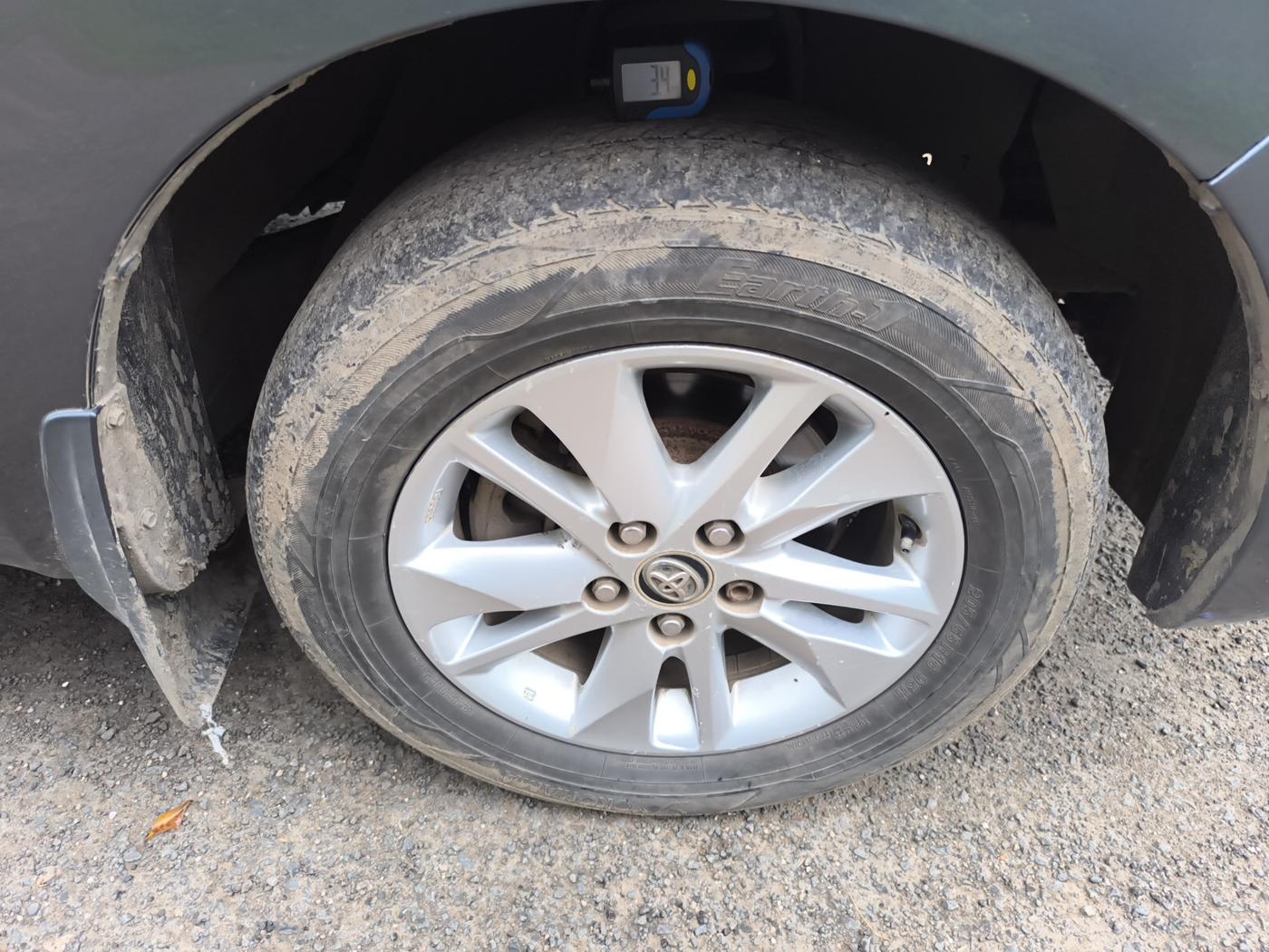 2017 Toyota Innova Crysta 2.4 ZX 7 STR, Diesel, Manual, 2,07,639 km, tyre