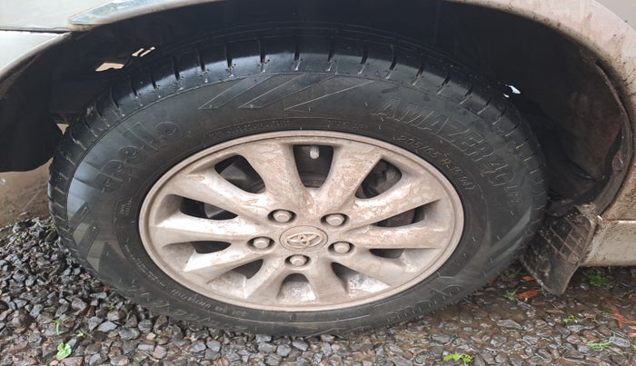 2013 Toyota Innova 2.5 VX 7 STR, Diesel, Manual, 1,52,993 km, tyre