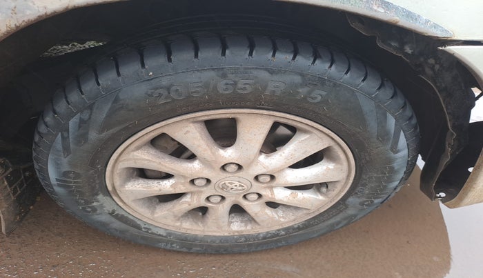 2013 Toyota Innova 2.5 VX 7 STR, Diesel, Manual, 1,52,993 km, tyre