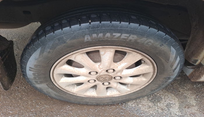 2013 Toyota Innova 2.5 VX 7 STR, Diesel, Manual, 1,52,993 km, tyre