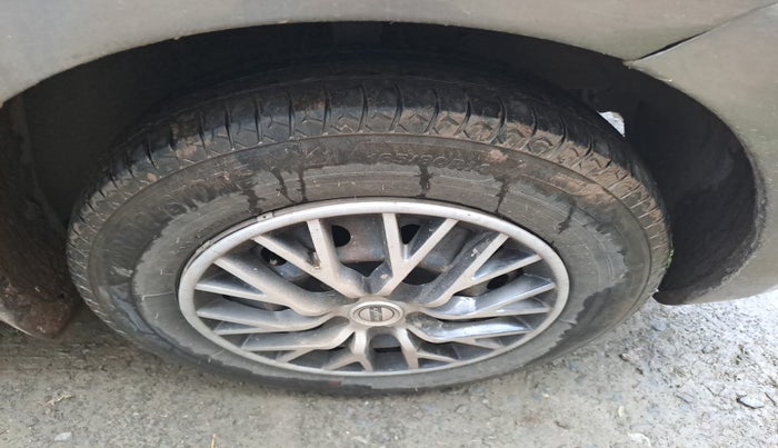 2018 Maruti Dzire VXI, Petrol, Manual, 79,323 km, tyre