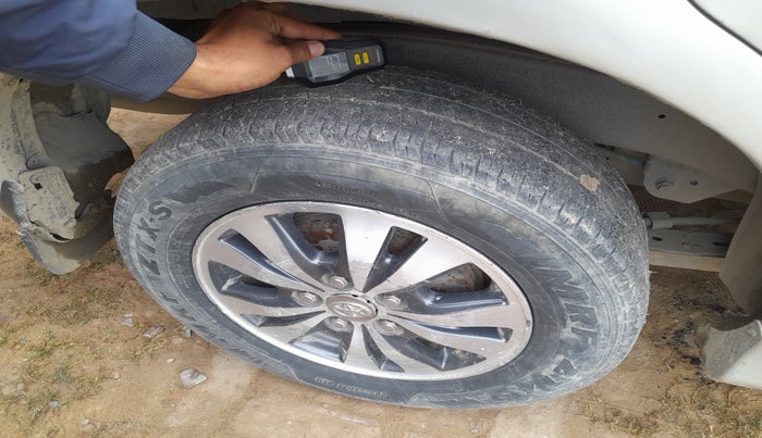 2015 Toyota Innova 2.5 VX 8 STR, Diesel, Manual, 2,03,335 km, tyre