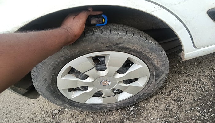 2013 Maruti Wagon R 1.0 LXI CNG, Petrol, Manual, 1,63,992 km, tyre