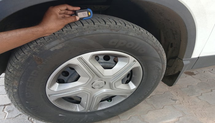2021 Tata Harrier XM 2.0L KRYOTEC, Diesel, Manual, 68,134 km, tyre