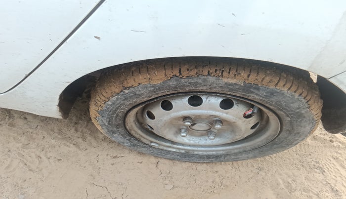 2017 Hyundai Eon ERA +, Petrol, Manual, 86,337 km, tyre
