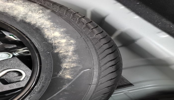 2023 MG ASTOR SUPER 1.5 MT, Petrol, Manual, 14,800 km, tyre