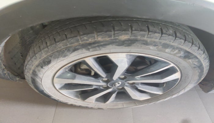 2021 Mahindra XUV300 W8 (O) 1.5 DIESEL, Diesel, Manual, 1,44,193 km, tyre