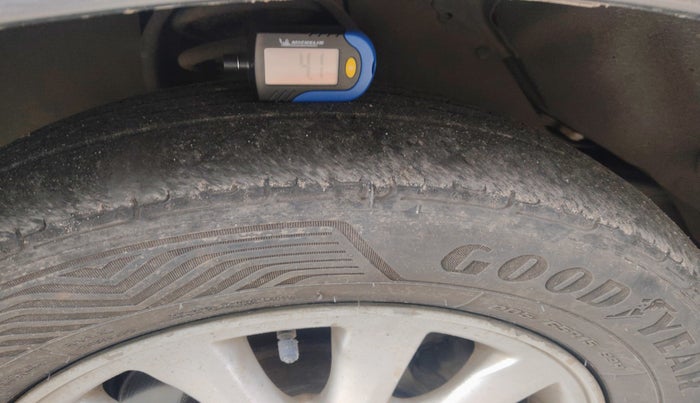2013 Toyota Innova 2.5 VX 7 STR, Diesel, Manual, 1,75,626 km, tyre