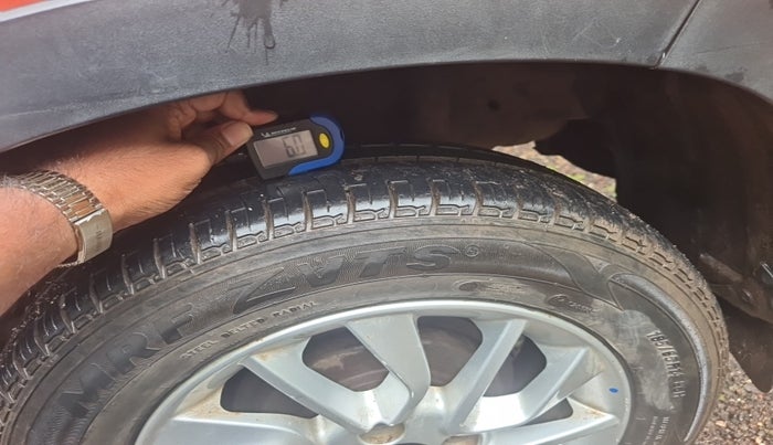 2017 Mahindra Kuv100 K6 PLUS 6 STR, Petrol, Manual, 50,501 km, tyre