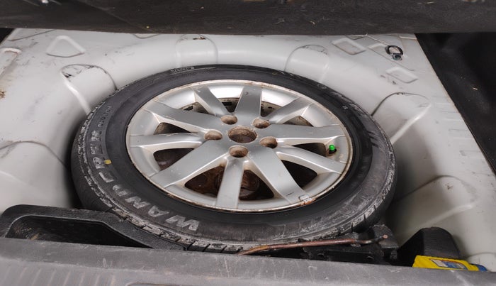 2012 Renault Fluence 1.5 E4, Diesel, Manual, 2,29,170 km, tyre