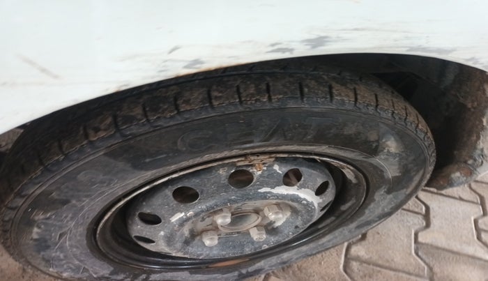2011 Hyundai i10 ERA 1.1, Petrol, Manual, 1,20,650 km, tyre