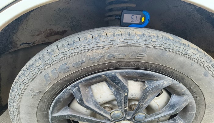 2010 Maruti Eeco 5 STR, Petrol, Manual, 1,31,907 km, tyre