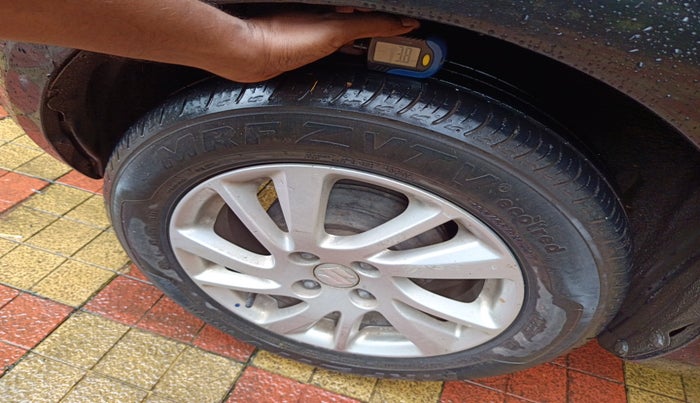 2011 Maruti Swift ZXI, Petrol, Manual, 1,15,972 km, tyre