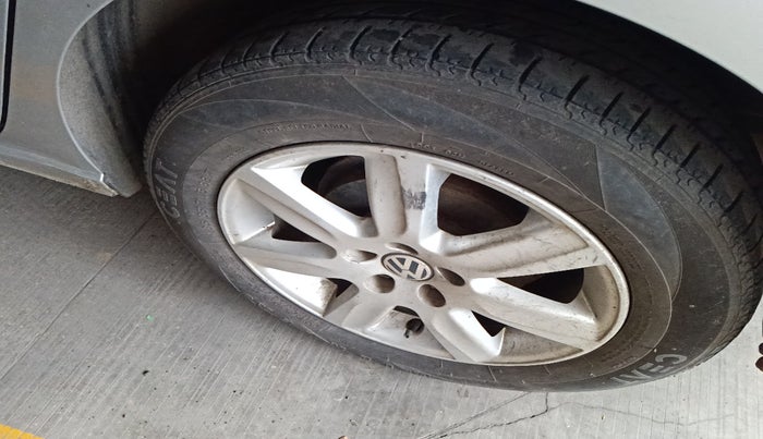 2013 Volkswagen Vento COMFORTLINE 1.6, Petrol, Manual, 38,800 km, tyre