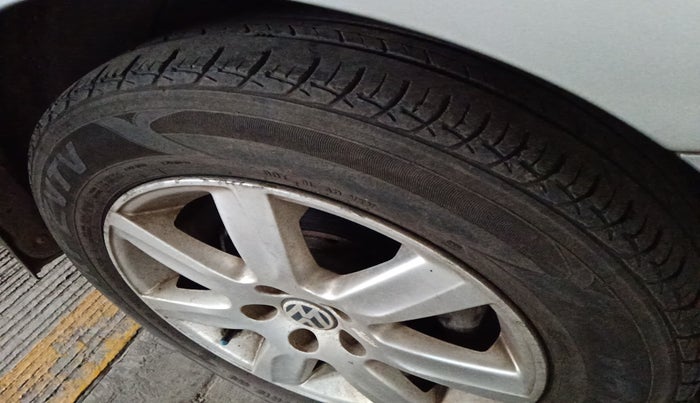 2013 Volkswagen Vento COMFORTLINE 1.6, Petrol, Manual, 38,800 km, tyre