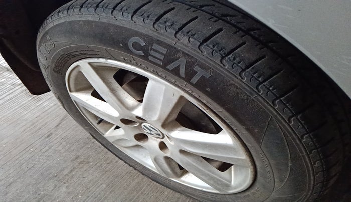 2013 Volkswagen Vento COMFORTLINE 1.6, Petrol, Manual, 38,800 km, tyre