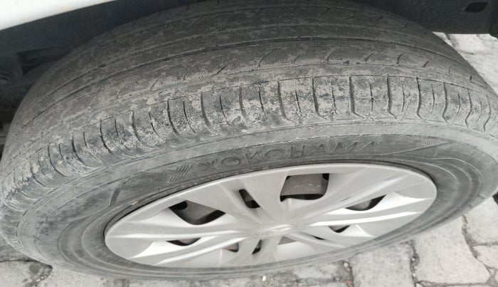 2013 Toyota Innova 2.5 GX 8 STR, Diesel, Manual, 1,65,874 km, tyre
