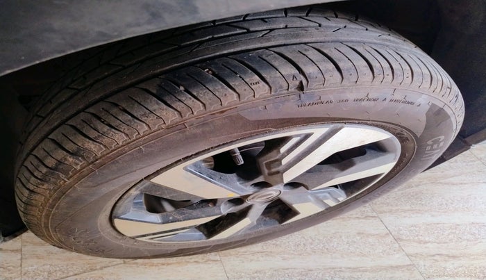 2024 Nissan MAGNITE N-Connecta B4D 1.0 Petrol MT Dual Tone, Petrol, Manual, 2,300 km, tyre