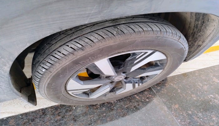 2024 Nissan MAGNITE N-Connecta B4D 1.0 Petrol MT Dual Tone, Petrol, Manual, 2,300 km, tyre