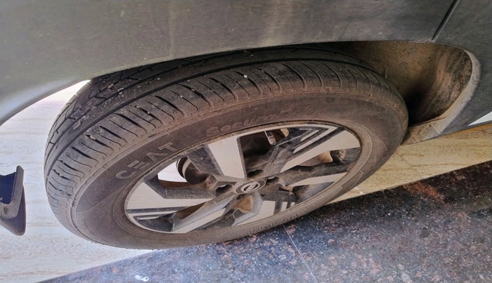 2024 Nissan MAGNITE N-Connecta B4D 1.0 Petrol MT Dual Tone, Petrol, Manual, 2,300 km, tyre