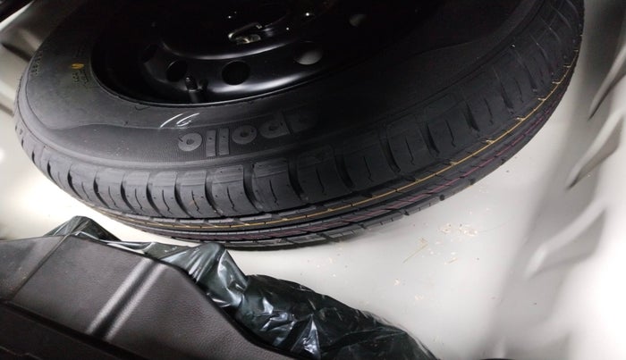 2024 Maruti Dzire ZXI CNG, Petrol, Manual, 26,315 km, tyre