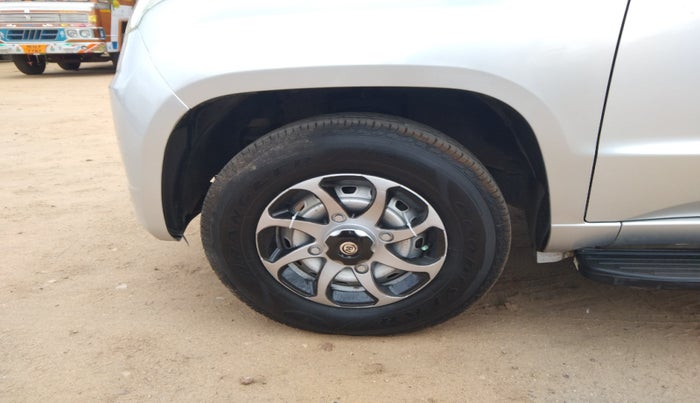 2018 Mahindra TUV300 T4 PLUS, Diesel, Manual, 1,65,966 km, tyre
