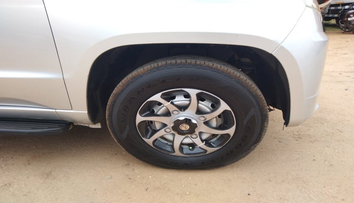 2018 Mahindra TUV300 T4 PLUS, Diesel, Manual, 1,65,966 km, tyre