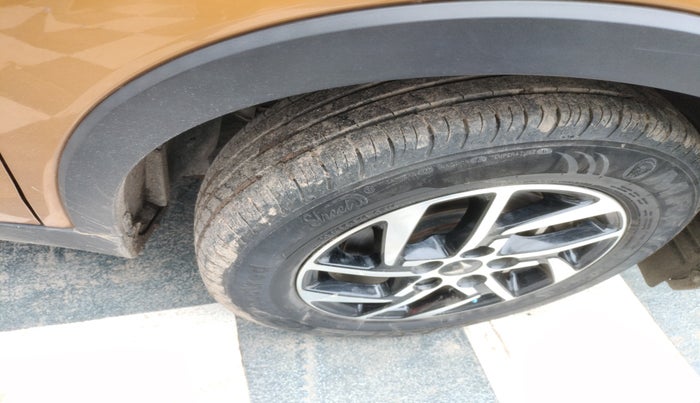 2022 Mahindra XUV300 W8 1.2 PETROL, Petrol, Manual, 25,790 km, tyre