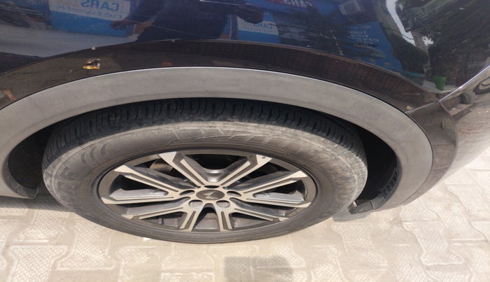 2022 Mahindra XUV700 AX 7 LUXURY D AWD AT 7 STR, Diesel, Automatic, 1,31,508 km, tyre