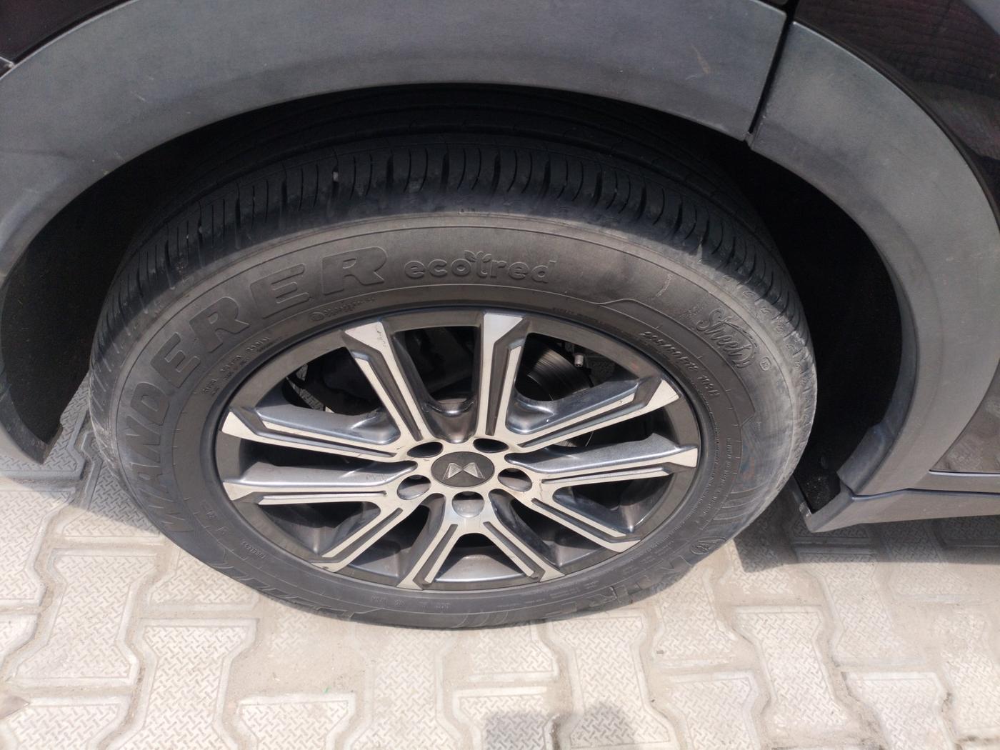 2022 Mahindra XUV700 AX 7 LUXURY D AWD AT 7 STR, Diesel, Automatic, 1,31,508 km, tyre