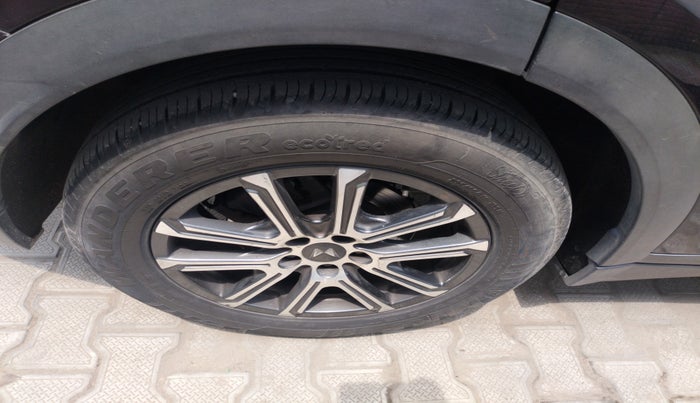 2022 Mahindra XUV700 AX 7 LUXURY D AWD AT 7 STR, Diesel, Automatic, 1,31,508 km, tyre