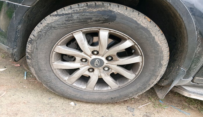 2015 Mahindra XUV500 W10, Diesel, Manual, 1,07,384 km, tyre