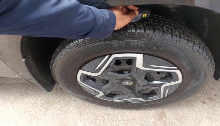 2025 Tata Curvv Pure Plus 1.5 Diesel 6MT, Diesel, Manual, 8,000 km, tyre