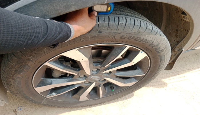 2019 Mahindra XUV300 W8 (O) 1.5 DIESEL, Diesel, Manual, 1,25,000 km, tyre