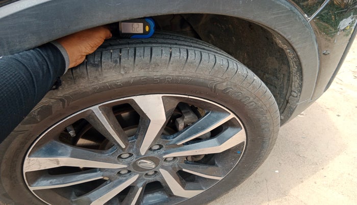 2019 Mahindra XUV300 W8 (O) 1.5 DIESEL, Diesel, Manual, 1,25,000 km, tyre