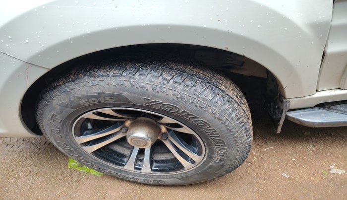 2015 Tata Safari Storme 2.2 VX 4X2, Diesel, Manual, 1,73,297 km, tyre