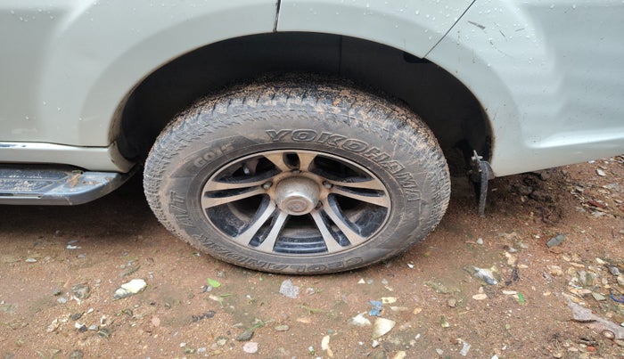 2015 Tata Safari Storme 2.2 VX 4X2, Diesel, Manual, 1,73,297 km, tyre