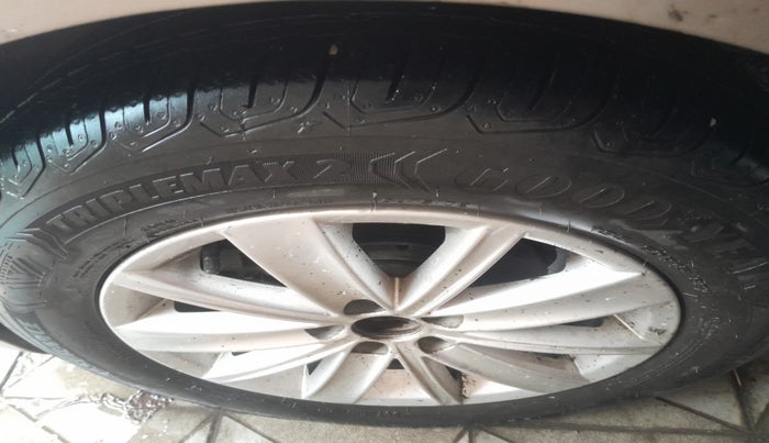 2016 Volkswagen Vento HIGHLINE 1.5 AT, Diesel, Automatic, 1,23,000 km, tyre