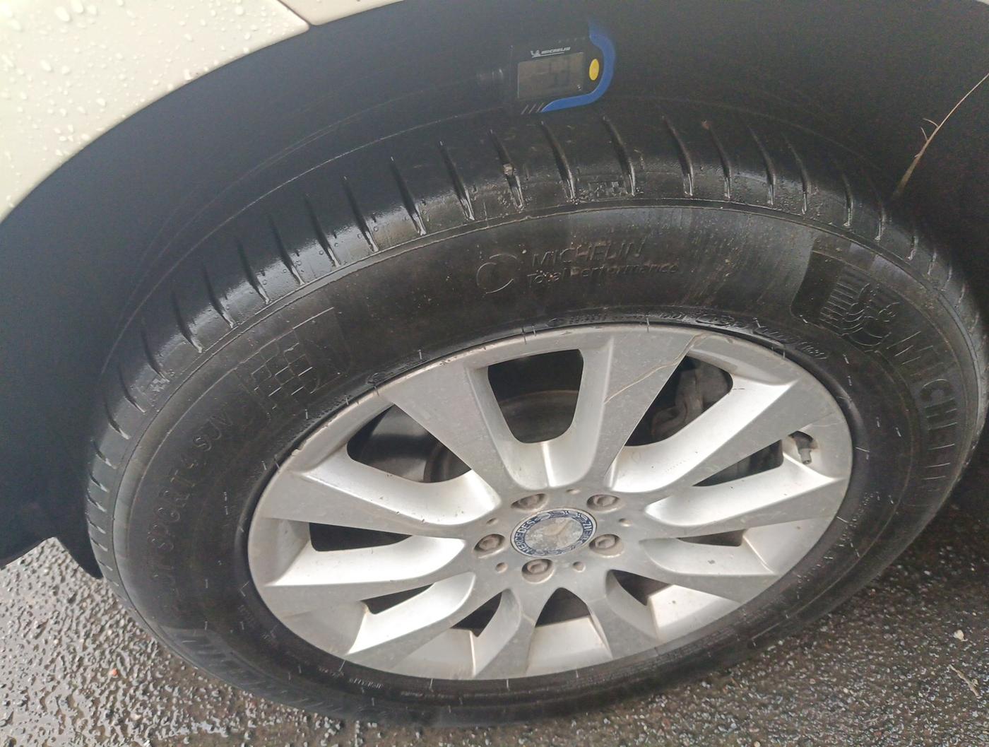 2012 Mercedes Benz Ml Class 250 CDI, Diesel, Automatic, 2,85,886 km, tyre
