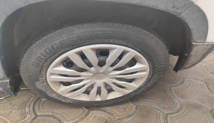 2016 Mahindra Kuv100 K4 D 5 STR, Diesel, Manual, 1,56,257 km, tyre