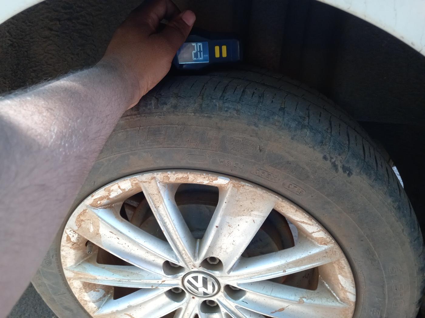 2016 Volkswagen Vento HIGHLINE 1.5 AT, Diesel, Automatic, 1,90,925 km, tyre