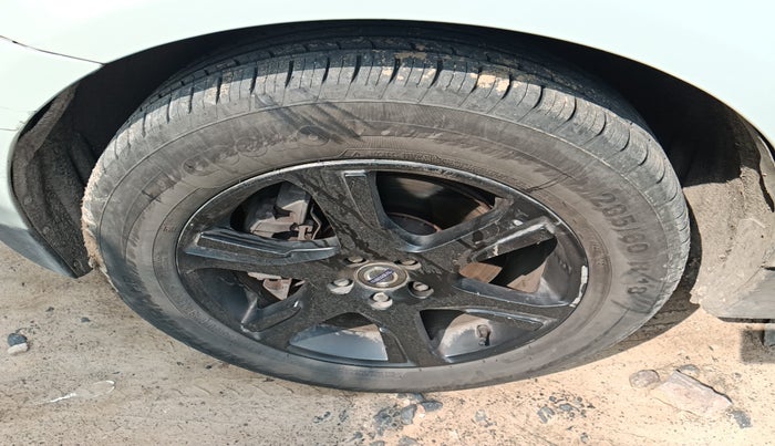 2013 Volvo XC 60 D5 SUMMUM, Diesel, Automatic, 1,32,006 km, tyre