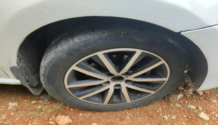 2013 Volkswagen Polo HIGHLINE DIESEL, Diesel, Manual, 1,40,564 km, tyre
