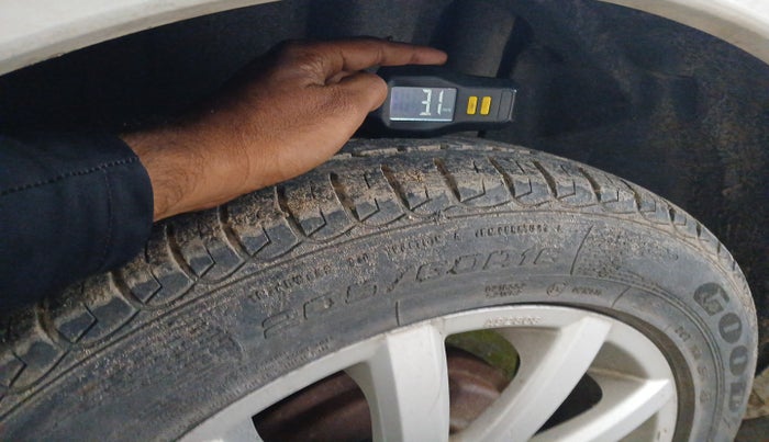 2010 Maruti SX4 ZXI, Petrol, Manual, 82,203 km, tyre