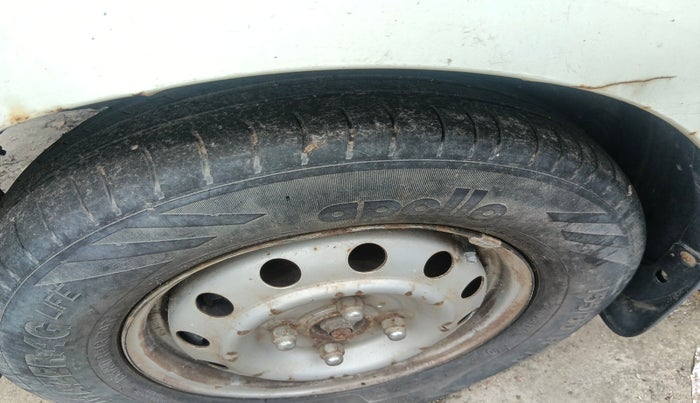 2011 Hyundai i10 ERA 1.1, Petrol, Manual, 1,00,070 km, tyre