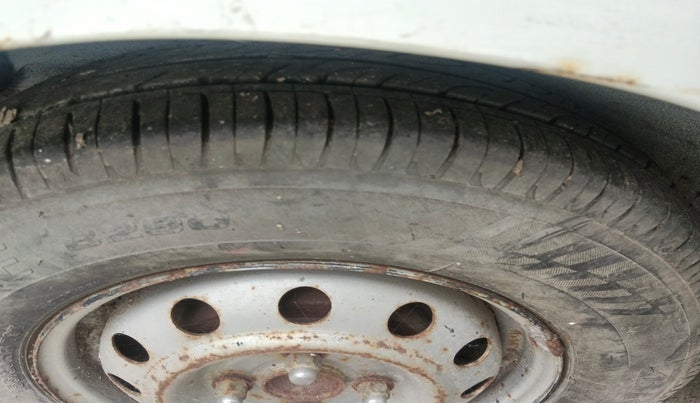 2011 Hyundai i10 ERA 1.1, Petrol, Manual, 1,00,070 km, tyre