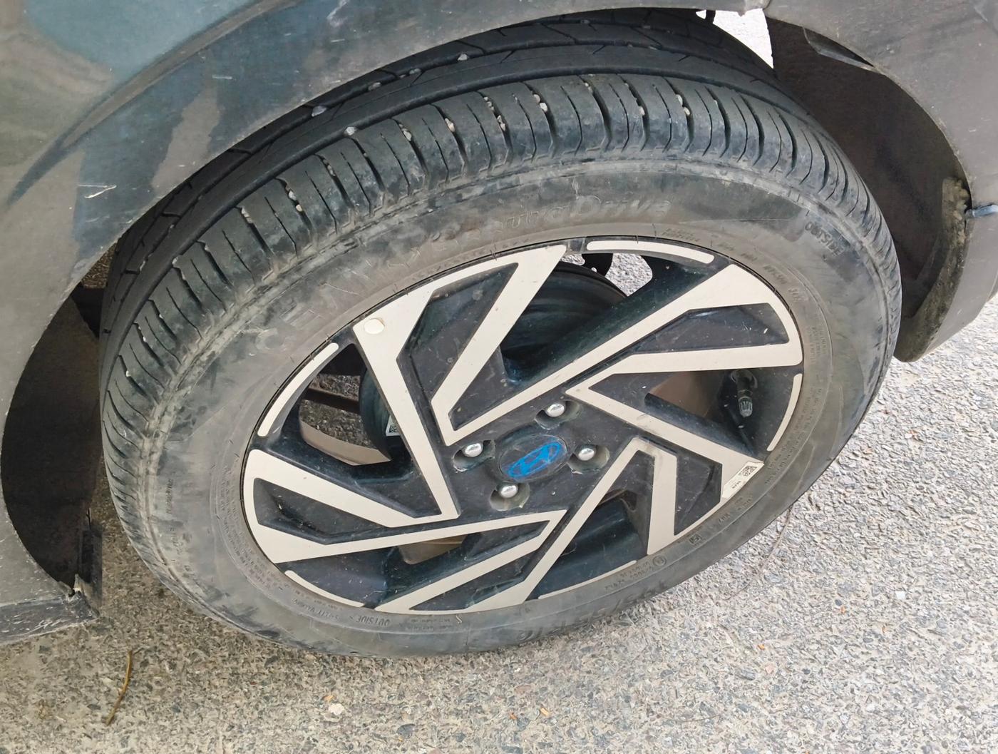 2023 Hyundai NEW I20 ASTA (O) 1.2 MT, Petrol, Manual, 26,977 km, tyre